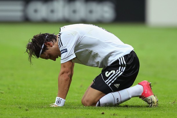 Mesut Oezil cũng đã gục xuống sau khi ghi bàn cuối cùng cho tuyển Đức ở EURO 2012.